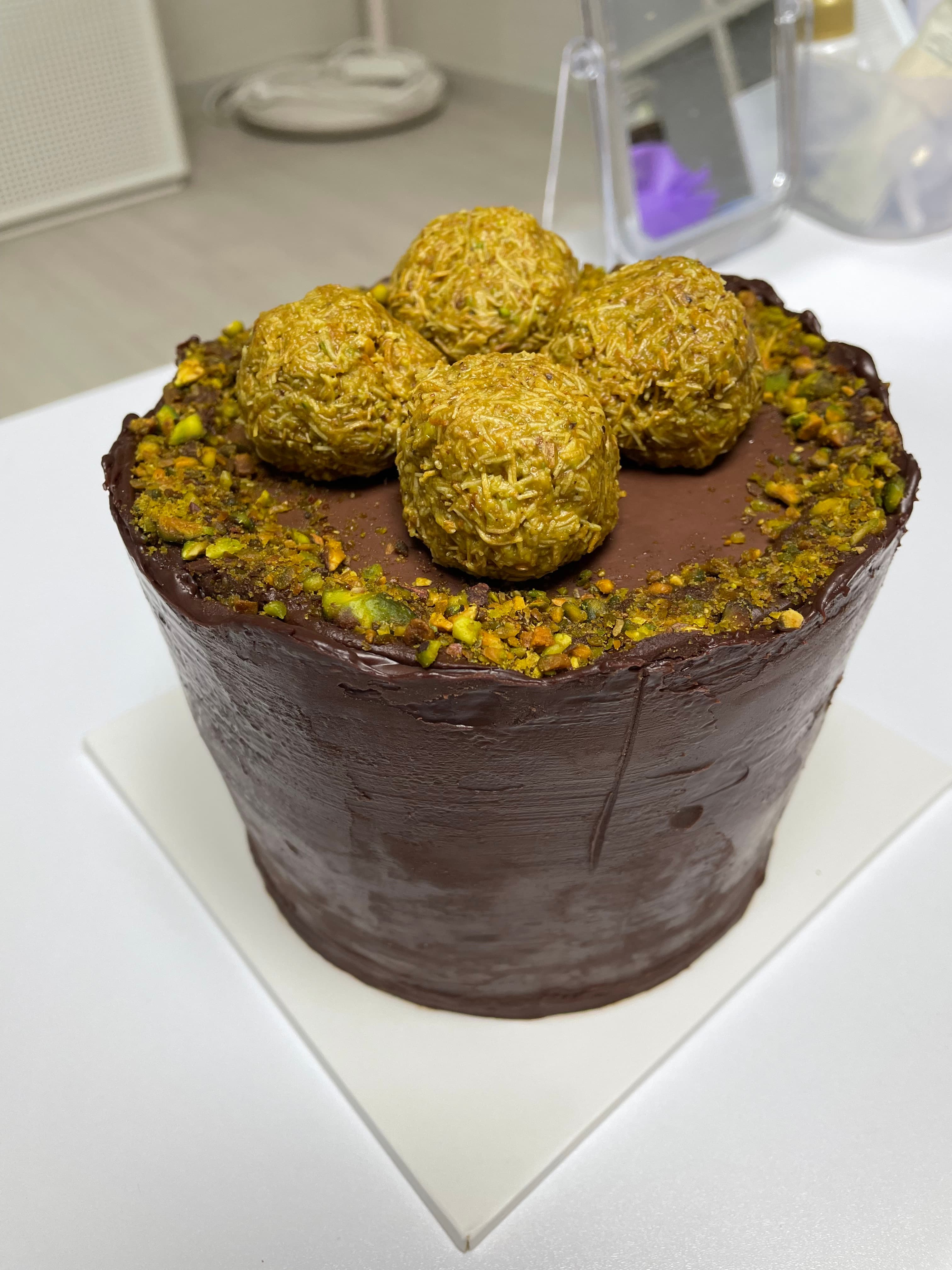 모몽비베이커리展示台 — 全谷物面包与季节馅料纯素面包摆放于木质柜台上