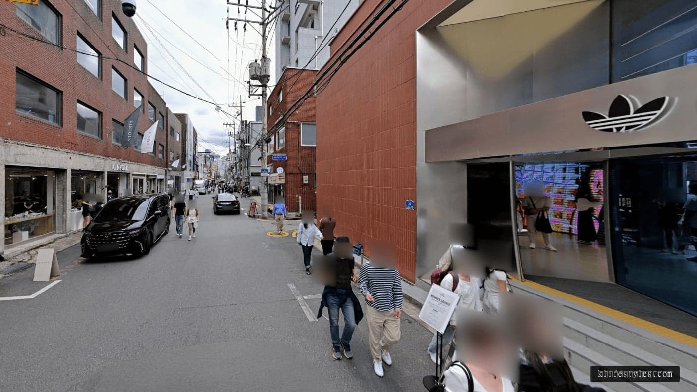 Seongssu Yeonmujang-gil street scene with brick-walled cafés and boutiques on a quiet afternoon